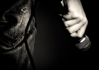 El micrófono vocal en vivo